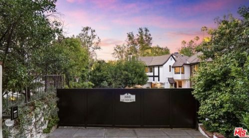 16881 Oak View Dr, Van Nuys, CA 91436-3239