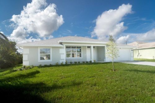 572 Halden Ave, Fort Pierce, FL 34953-3818