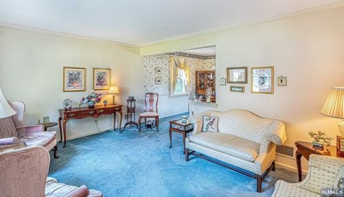 18 Winters St, Oakland, NJ 07436-2623