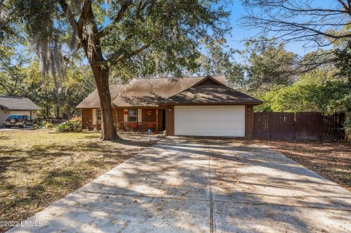 50 Marsh Dr, Beaufort, SC 29907-1324