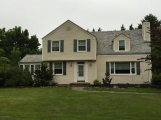 8 Sherwood Rd, Colonia, NJ 07067-2715
