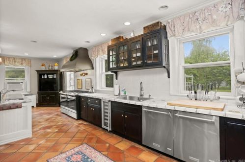 124 Old Battery Rd, Bridgeport CT  06605-3616 exterior