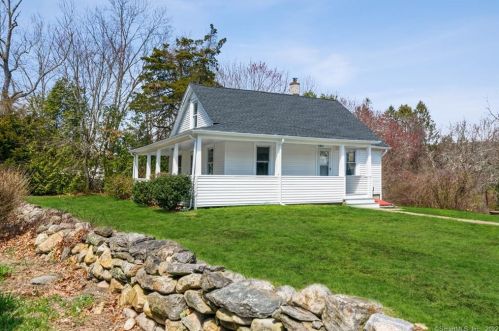 40 Jerome Rd, Uncasville, CT 06382-2310