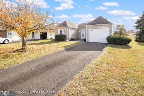 10 Lowell Ct, Bricktown NJ  08724-2423 exterior