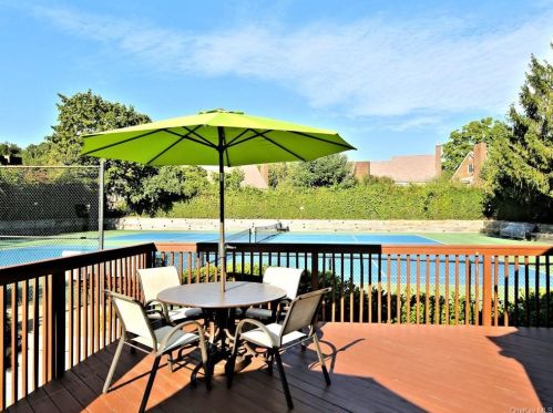 152 Brush Hollow Cres, Rye Brook NY  10573-1624 exterior