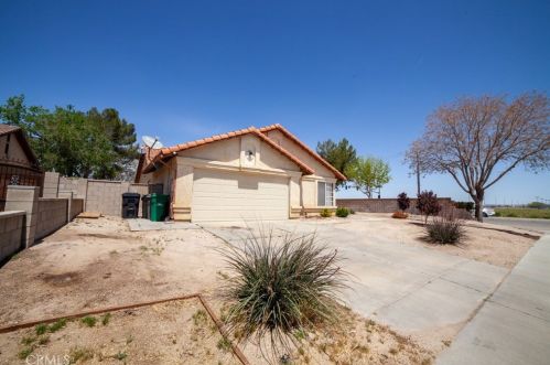 2869 La Vida Dr, Lancaster CA  93535-5873 exterior