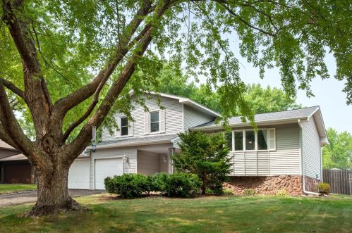 2645 Belmont Ln, Saint Paul, MN 55109-4132