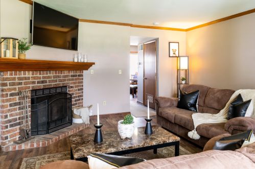 2020 Woodburn Rd, Waukesha, WI 53188-1583