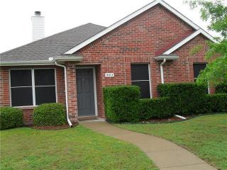 303 Valley Ridge Dr, Oak Leaf TX  75154-4718 exterior