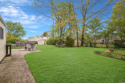 7 Patrician St, Holbrook, NY 11741-4715