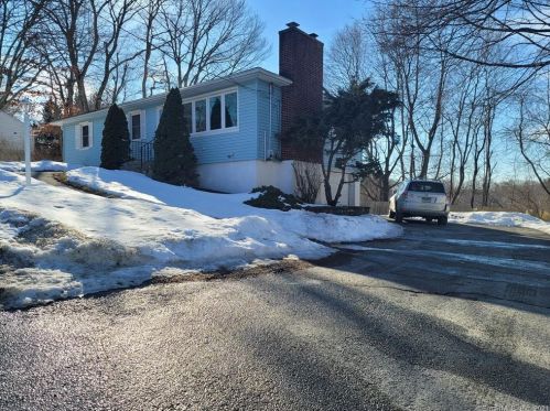 36 Quentin St, Waterbury, CT 06706-2725