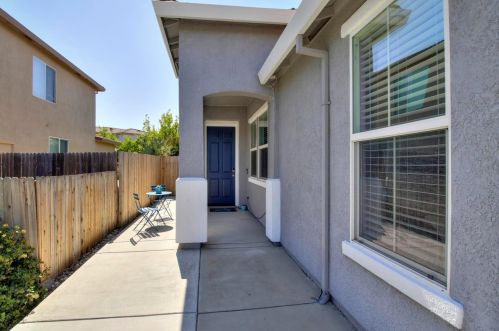 9674 Two Harbors Dr, Elk Grove CA  95624-4491 exterior