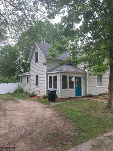 709 7th St, Little Falls, MN 56345-2432