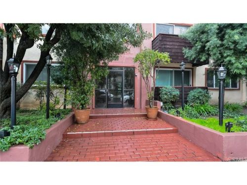 5414 Newcastle Ave, Van Nuys CA  91316-2015 exterior