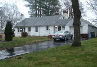 1063 Manor Ln, Southampton, PA 18966-4318