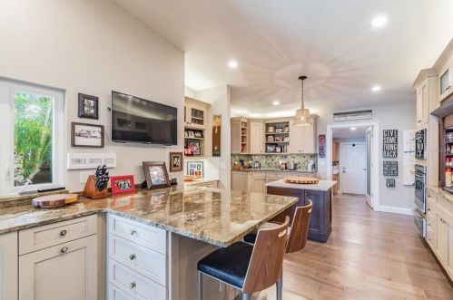 5148 31st Ave, Saint Petersburg FL  33707-5600 exterior