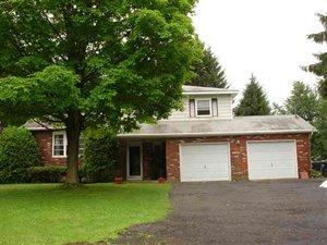 3 Robin Ct, Newtonville, NY 12110-1820