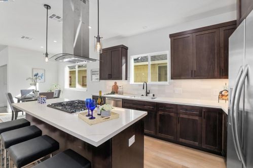 841 58th St, Oakland CA  94608-1403 exterior