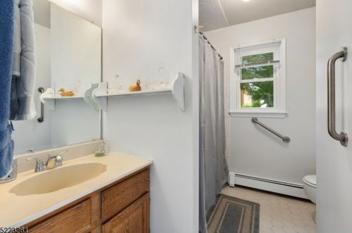 42 Redwood Ter, Flemington NJ  08822-3021 exterior