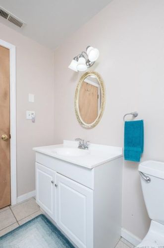 38 Pieper Dr, Wallingford CT  06492-2016 exterior