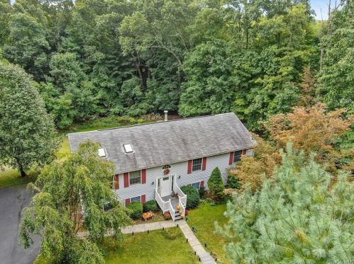 102 School House Rd, Middletown, NY 10940-7512