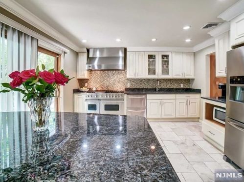 550 Franklin Ave, Franklin Lakes NJ  07417-2512 exterior