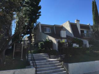 18326 Collins St, Los Angeles CA  91356-2400 exterior