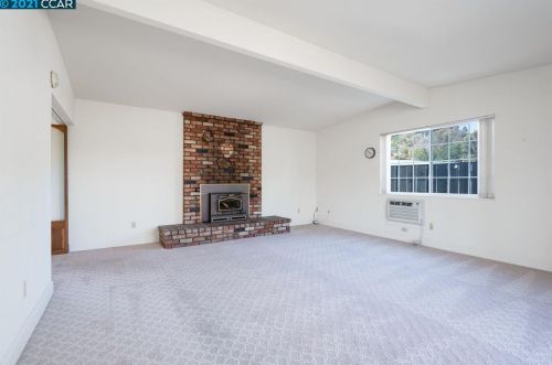 1737 El Toro Way, Pinole CA  94564-2116 exterior