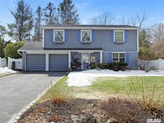 34 Aster St, Greenlawn, NY 11740-3015
