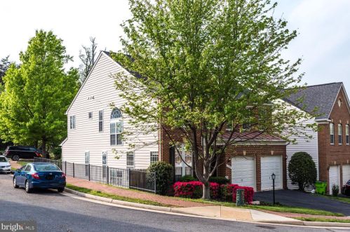 9888 Hill Dr, Lorton, VA 22079-2433