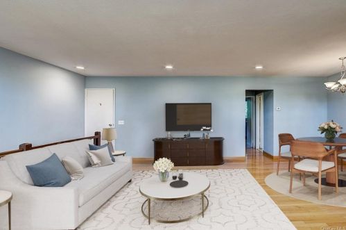8 Wyndover Woods Ln, White Plains, NY 10603-3148