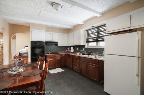 250 Hancock Ave, Pelican Island NJ  08751-2043 exterior