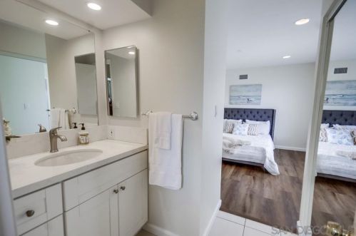 6738 Dennison St, San Diego CA 92122-2431 exterior