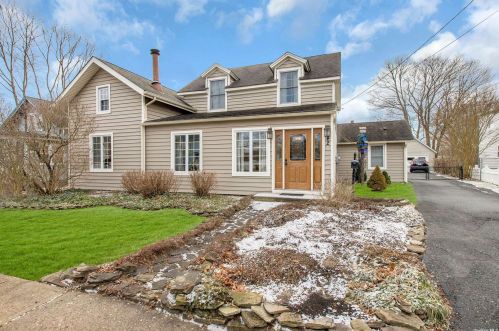 42 Brook St, West Sayville, NY 11796-1407