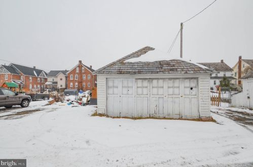 41 4th St, Bangor, PA 18013-1809