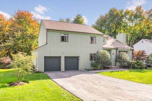 14 Mccarthy Dr, Crotonville, NY 10562-2414
