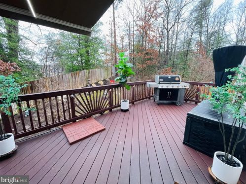 7226 Lyndam Hill Cir, Lorton VA  22079-4509 exterior