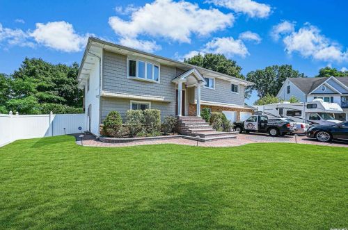 9 Wakefield Ct, Deer Park, NY 11729-2206