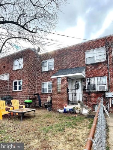 233 Grand Ave, Camden NJ  08105-2151 exterior