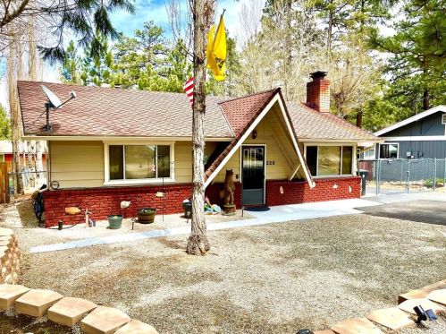 220 Whipple Dr, Big Bear City, CA 92314-9163