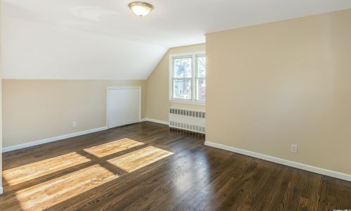 190 Violet Ave, Floral Park NY  11001-3026 exterior