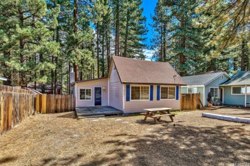 2902 Oakland Ave, South Lake Tahoe CA  96150-7843 exterior