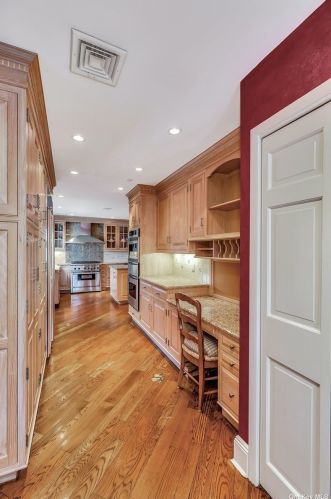 8 Emerson Rd, Muttontown NY  11545-3116 exterior