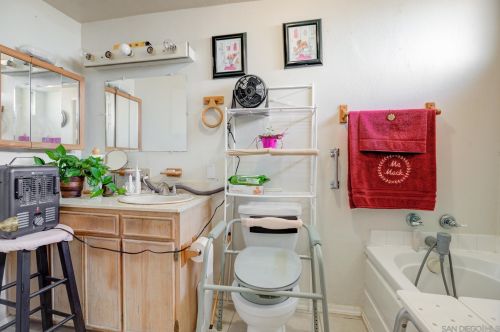 1038 Gladwick St, Long Beach CA 90746-3824 exterior