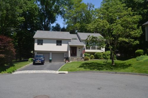 190 Briarwood Dr, Somers Town NY  10589-1810 exterior