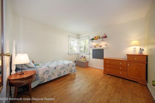 9 Maplewood Dr, Middletown NJ 07748-1543 exterior