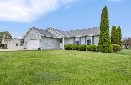 28700 Golden Cir, Waterford, WI 53185-5614