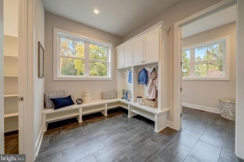 6580 Brooks Pl, Falls Church VA  22044-1105 exterior