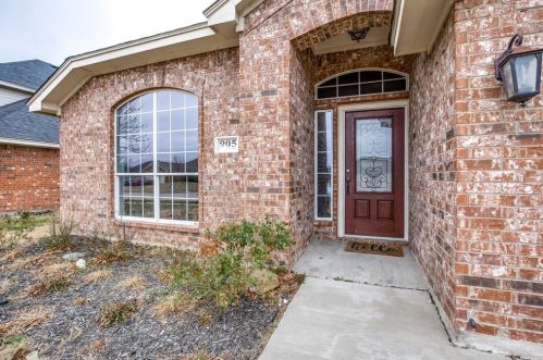 905 Chestnut Ave, Burleson TX  76028-7062 exterior