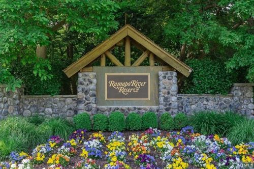 2 Timberline Ln, Oakland, NJ 07436-2349
